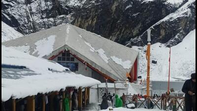 Fresh snowfall at Hemkund Sahib shrine in Uttarakhand’s Chamoli district. (HT PHOTO.)