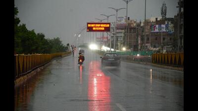 Rains lash Patna on Saturday. (Santosh Kumar/HT Photo)