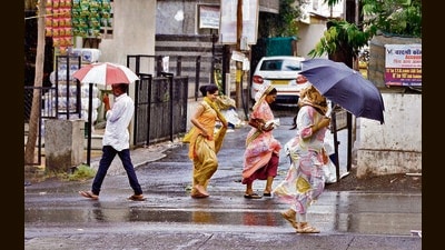 Rains lashed Sukhasagar nagar, Katraj and other areas on Monday. (Rahul Raut/HT PHOTO)