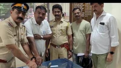 (Left) Sudhir Kudalkar with a forest official (in white) and Santosh Matlani (right) with the rescued turtle. (HT Photo) (Left) Sudhir Kudalkar with a forest official (in white) and Santosh Matlani (right) with the rescued turtle. (HT Photo)