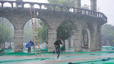 The minimum temperature in Chandigarh went up from 22.7°C on Sunday to 24.4°C on Monday, 0.4°C below normal. (Keshav Singh/HT)