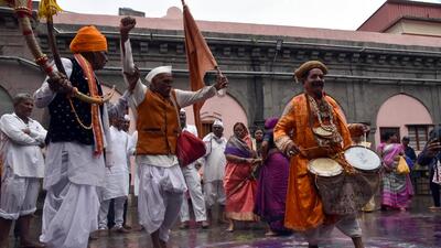 Thousands of warkaris played tals and mrudungs as the Sant Tukaram palkhi embarked on an 18-day pilgrimage from Dehu temple in Pune towards Pandharpur on Monday. (HT)