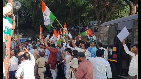 Members of Pune Youth Congress held a protest against Agnipath scheme at BJP office in Pune, on Saturday. (HT PHOTO)
