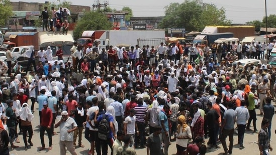 Armed forces aspirants continued their peaceful demonstration against central government’s Agnipath scheme in Hisar while no agitation was witnessed in Rohtak, Jind, Bhiwani, Charkhi Dadri and other parts of the region. (Hindustan Times file)(HT_PRINT)