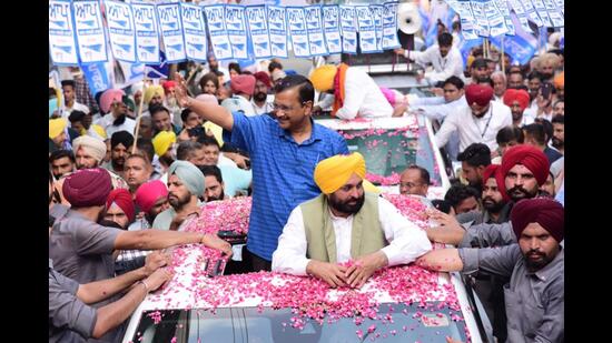 Sangrur bypoll: Kejriwal lauds Punjab govt’s actions against corruption; holds road show with Mann (HT Photo)