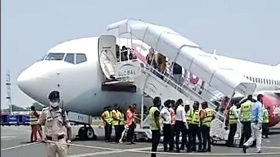 Delhi-bound SpiceJet flight SG 723, carrying 185 passengers, made an emergency landing at Patna airport after a bird struck one of its engines on Sunday (ANI)