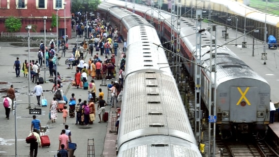 Kolkata, Jun 19 (ANI): Passengers wait for trains as several trains were canceled in view of the ongoing Agnipath agitations, at Howrah Railway Station, in Kolkata on Sunday. 