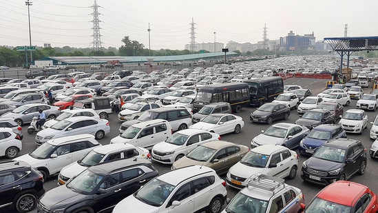 The Delhi-Gurugram Expressway witnessed heavy traffic jam following a call for Bharat Bandh against the Agnipath military recruitment scheme.(PTI)