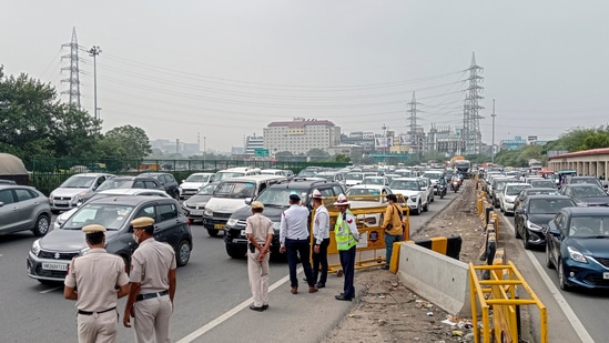 Bharat Bandh-Agnipath stir: Police personnel check vehicles ahead of the Congress' protest, in Gurugram, Monday, June 20, 2022. (PTI Photo)(PTI)