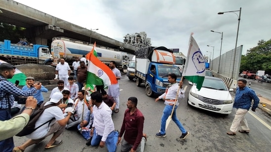 In Thane, Maharashtra, Nationalist Congress Party (NCP) activists blocked road on Eastern Express Highway in protest of Angnipath Army scheme.(HT photos)