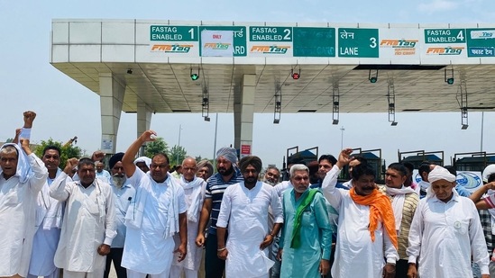 Protesting against the Agnipath scheme, farmers under the banner of Bhartiya Kisan Union (Charuni) frees toll plazas also staged demonstraions in Ambala, Yamunanagar, Karnal and other districts of Haryana.(HT Photo)