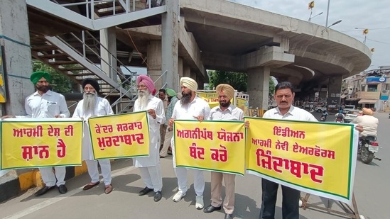 Ex-servicemen protest against Agnipath Scheme in Amritsar.(HT Photo)