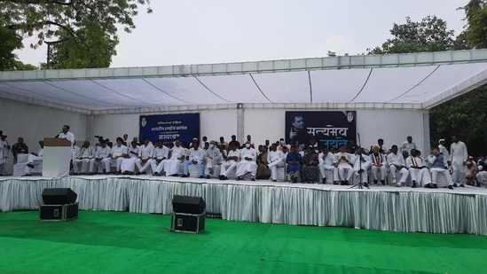Congress leaders extended theri solidarity with the Army aspirants as they staged a sit in at Jantar Mantar. Mallikarjun Kharge, Salman Khurshid, K Suresh, V Narayanasamy were among the leaders who participated in the sit-in.(HT Photo)