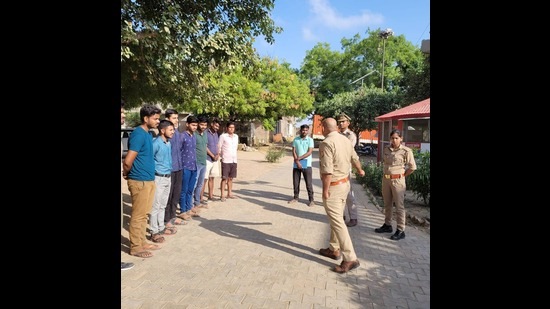 SO, Rajpur, Anurag Pandey, speaking to youths who are preparing to enter the armed forces, in Kanpur Dehat, on Monday. (HT Photo)