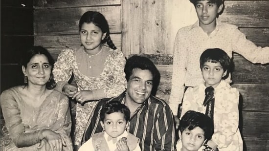 Bobby Deol posed with father Dharmendra, mother Prakash Kaur, and his siblings in throwback family photo.