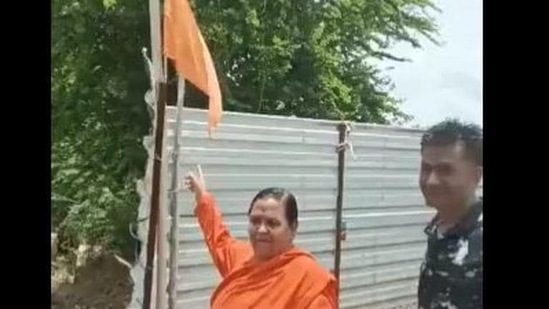 Former chief minister Uma Bharti continued with her journey only after local police personnel removed the saffron flag from the liquor vend. (Twitter/umasribharti)