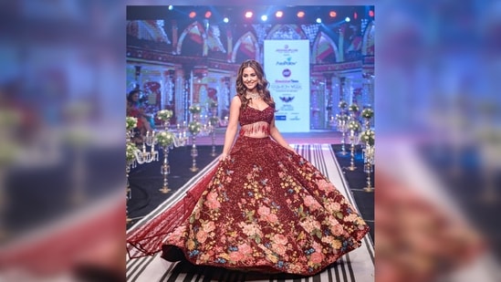 Heena Khan looked so beautiful as she walked the ramp like a real diva, she's already in a beautiful ornate lehenga set with contemporary touches. (Instagram / @realhinakhan)