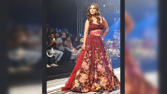 Hina Khan turned around and showed off her dress. She interacted with the crowd as she cheered for the diva. (Instagram / @realhinakhan)