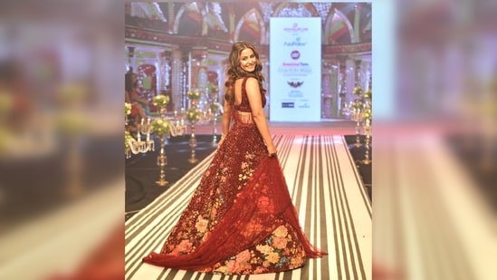 Hina Khan wore the brand's bridal collection.  The bride and groom can be inspired by this amazing look. (Instagram / @ realhinakhan)