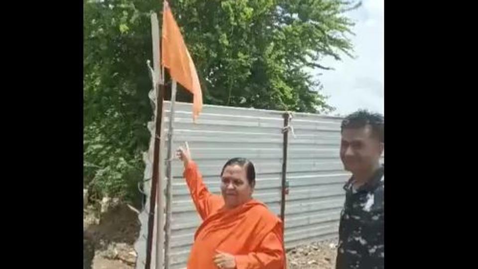Former chief minister Uma Bharti continued with her journey only after local police personnel removed the saffron flag from the liquor vend. (Twitter/umasribharti)