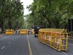 Delhi Police personnel placing barricades on roads. (Photo by Ajay Aggarwal / Hindustan Times)(Ajay Aggarwal /HT PHOTO) Delhi Police personnel placing barricades on roads. (Photo by Ajay Aggarwal / Hindustan Times)(Ajay Aggarwal /HT PHOTO)