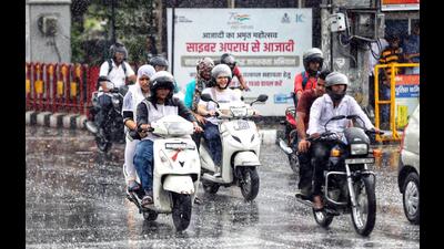 Commuters caught in a sudden shower in Lucknow on Tuesday afternoon. (ANI)
