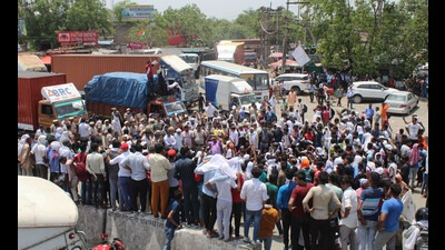 Army Job aspirants block traffic at NH-48 and Kundli–Manesar–Palwal (KMP) Expressway during protests against the Agnipath scheme for short-term induction of personnel in the armed forces at Bilaspur, Haryana, India, on Thursday. (HT File)