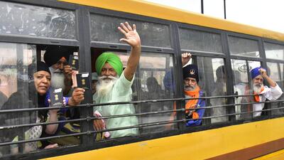 A group of 420 Sikh pilgrims crossed over to Pakistan through the Attari-Wagah border to observe the death anniversary of Maharaja Ranjit Singh. (Sameer Sehgal/HT)