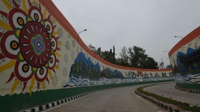 There are six underpasses -- four on Mathura Road, one on Bhairon Marg, and one at the intersection of Ring Road and Bhairon Marg -- constructed as part of the project. The 1.5 km long tunnel has artwork depicting the six seasons. (ARVIND YADAV/HT PHOTO.) (HT_PRINT) There are six underpasses -- four on Mathura Road, one on Bhairon Marg, and one at the intersection of Ring Road and Bhairon Marg -- constructed as part of the project. The 1.5 km long tunnel has artwork depicting the six seasons. (ARVIND YADAV/HT PHOTO.) (HT_PRINT)