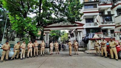 Thane, India - June 21, 2022: Police security beefed up outside the residence of Shiv Sena leader and cabinet minister Eknath Shinde after news reports alleged him to have joined BJP, in Thane, Mumbai, India, on Tuesday, June 21, 2022. (Praful Gangurde/HT Photo) (HT PHOTO) Thane, India - June 21, 2022: Police security beefed up outside the residence of Shiv Sena leader and cabinet minister Eknath Shinde after news reports alleged him to have joined BJP, in Thane, Mumbai, India, on Tuesday, June 21, 2022. (Praful Gangurde/HT Photo) (HT PHOTO)