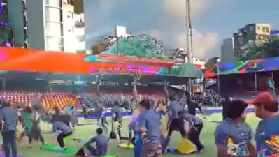A screengrab of a video of the mob attack. (twitter.com/bnnmv)