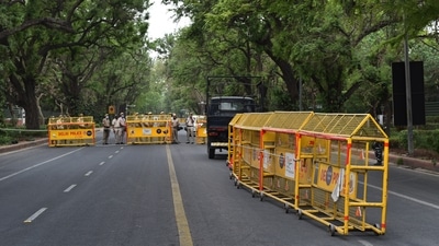 Delhi Police personnel placing barricades on roads. (Photo by Ajay Aggarwal / Hindustan Times) (Ajay Aggarwal /HT PHOTO) Delhi Police personnel placing barricades on roads. (Photo by Ajay Aggarwal / Hindustan Times) (Ajay Aggarwal /HT PHOTO)