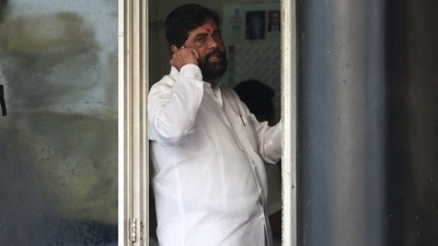 Eknath Shinde, along with 30 odd MLAs, leaves for Guwahati from Surat in the wee hours of Wednesday. (Kunal Patil/ Hindustan Times) (HT_PRINT) Eknath Shinde, along with 30 odd MLAs, leaves for Guwahati from Surat in the wee hours of Wednesday. (Kunal Patil/ Hindustan Times) (HT_PRINT)