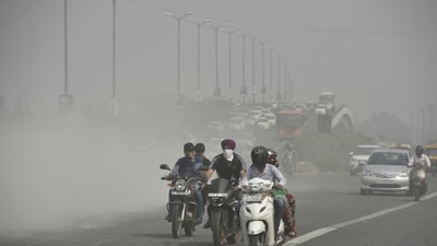 Study reveals breathing in polluted air contributes to neurological damage (Ravi Choudhary/HT File Photo) Study reveals breathing in polluted air contributes to neurological damage (Ravi Choudhary/HT File Photo)