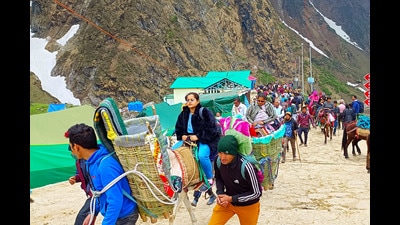Devotees going to Kedarnath Temple by mule ride, palanquin and other ways as part of their Char Dham Yatra in Rudraprayag (ANI File Photo)