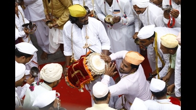 The palkhi of Sant Tukaram Maharaj started its annual wari from Dehu to Pandharpur on Monday. While the palkhi of Sant Dnyaneshwar Maharaj started its annual wari from Alandi to Pandharpur on Tuesday. Both (HT PHOTO)