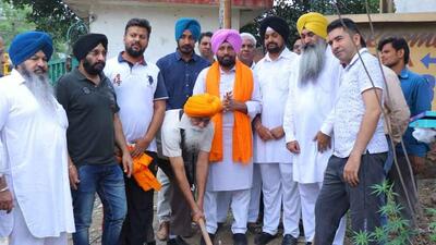 MLA (Ludhiana East) Daljit Singh Grewal Bhola at the inauguration of road re-carpeting project on Chandigarh Road in Ludhiana. (HT PHOTO)