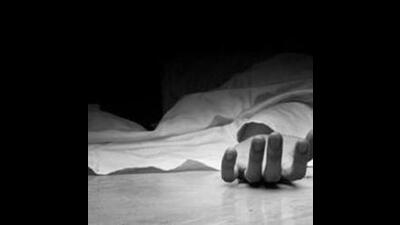 The kin of the victim alleged that his friends have thrown him from the first floor of the factory following which the police booked his three friends for causing death by negligence on Monday. The 44-year-old labourer reportedly died after falling off the first floor of a factory in Shaheed Karnail Singh Nagar, Ludhiana. (HT Photo/ Representational image)