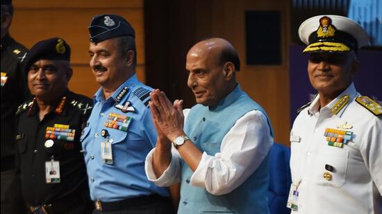 Defence minister Rajnath Singh, flanked by the three service chiefs, at the announcement of the Agnipath scheme in Delhi on June 14. (HT File Photo/Ajay Aggarwal)