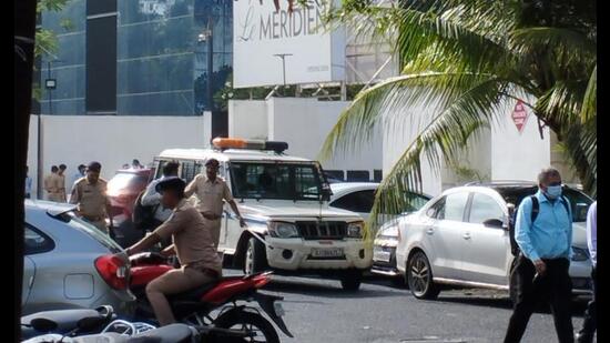 Security was tightened outside the hotel where Sena lawmakers are staying. (HT PHOTO)