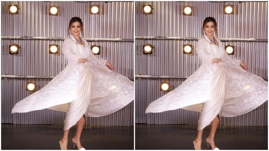 Assisted by makeup artist Rajesh Patil, Sonali decked up in nude eyeshadow, black eyeliner, black kohl, mascara-laden eyelashes, drawn eyebrows, contoured cheeks and a shade of pastel pink lipstick.(Instagram/@iamsonalibendre)