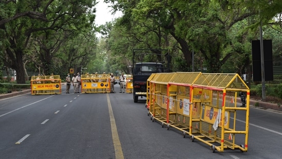 Delhi Police personnel placing barricades on roads. (Photo by Ajay Aggarwal / Hindustan Times) (Ajay Aggarwal /HT PHOTO)