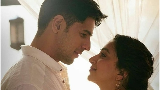 Sidharth Malhotra and Kiara Advani in a still from Shershaah.&nbsp;