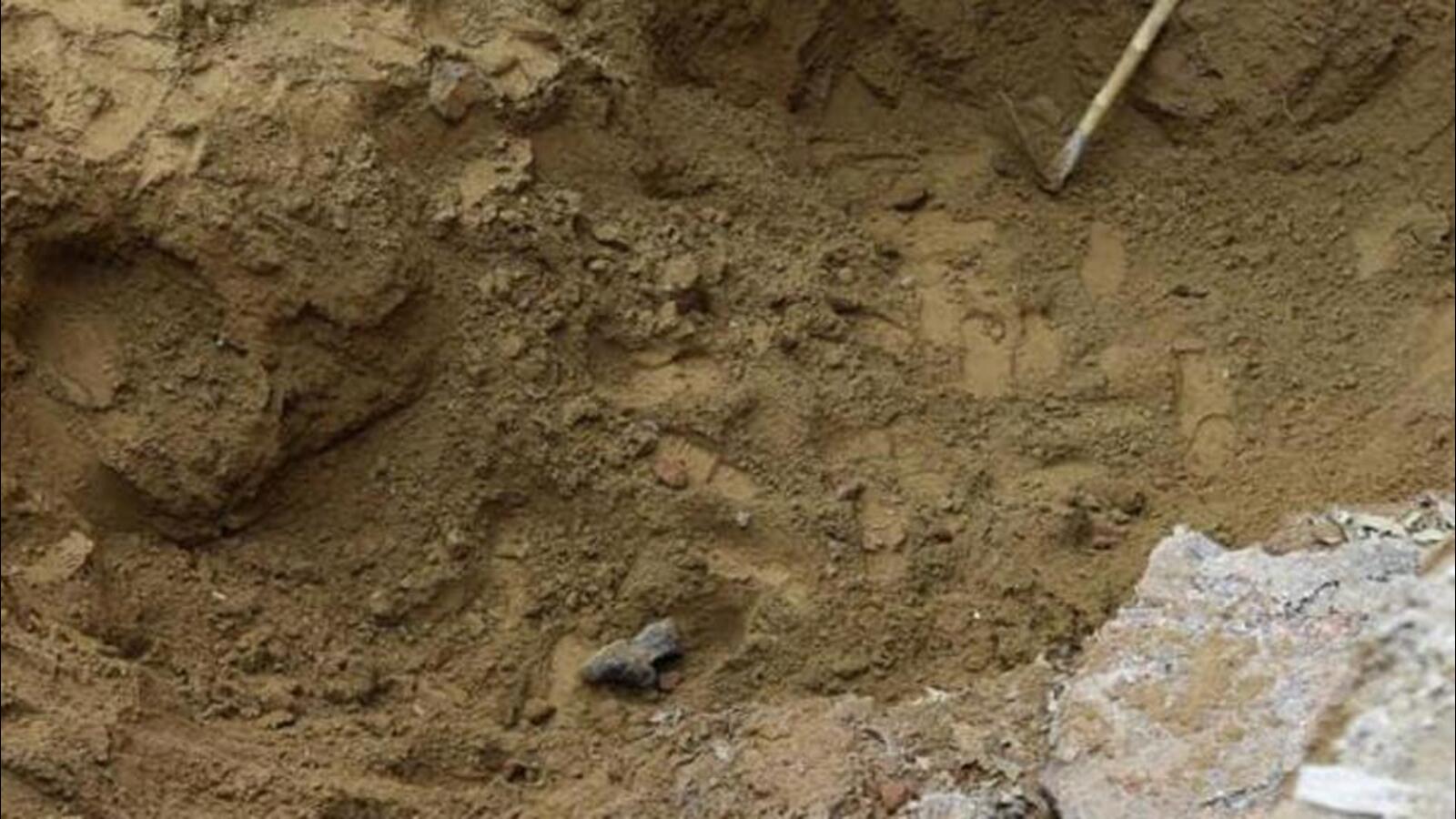 Debris from a hill fell in the Govind Pashu Vihar 5 women buried