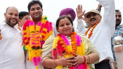 Independent candidate Rinki Walia celebrating after winning the election for the post of Nairaingarh MC president (HT Photo)