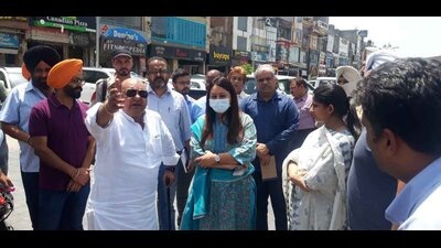 PMIDC CEO Isha Kalia with MC commissioner Shena Aggarwal and MLA Gurpreet Gogi in Malhar Road, Ludhiana, on Wednesday. (Harvinder Singh/HT) PMIDC CEO Isha Kalia with MC commissioner Shena Aggarwal and MLA Gurpreet Gogi in Malhar Road, Ludhiana, on Wednesday. (Harvinder Singh/HT)