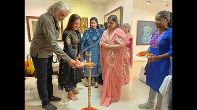 Muzaffar and Meera Ali inaugurate the exhibition by lighting a lamp, in Lucknow, on Wednesday. (HT Photo) Muzaffar and Meera Ali inaugurate the exhibition by lighting a lamp, in Lucknow, on Wednesday. (HT Photo)