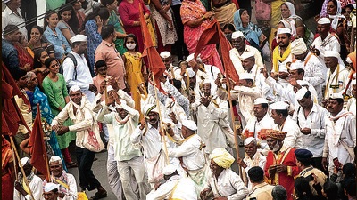 The palkhis of Sant Dnyaneshwar and Sant Tukaram both came to Pune on Wednesday along with hundreds of dindis comprising lakhs of warkaris. (Pratham Gokhale/HT Photo)