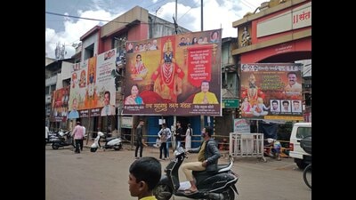 Political hoardings welcoming warkaris put up at Nana peth and Bhavani peth areas. (Ravindra Joshi/HT PHOTO)