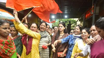 Shiv Sena workers rallying in support of chief minister Uddhav Thackarey (HT PHOTO) Shiv Sena workers rallying in support of chief minister Uddhav Thackarey (HT PHOTO)